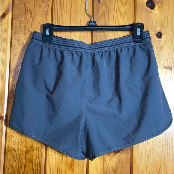 Under armor women’s gray shorts light weight athleisure workout activewear SM/XS - Picture 5 of 6